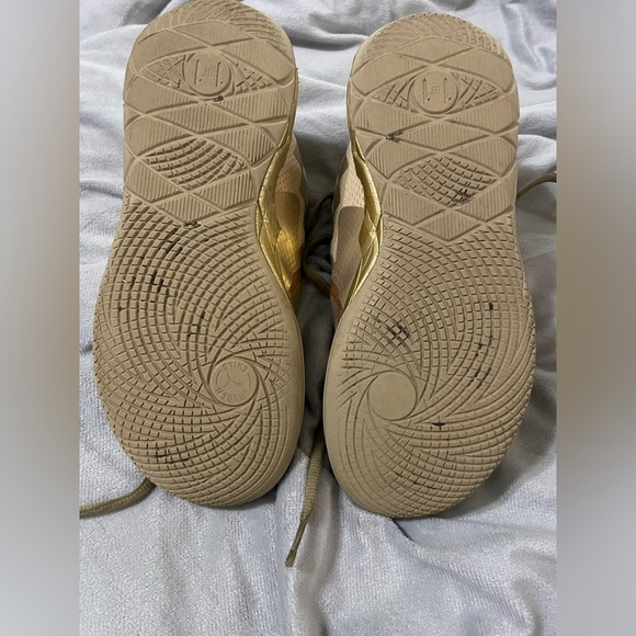 MELO Golden Childs Size 6.5 basketball shoes - Picture 8 of 8